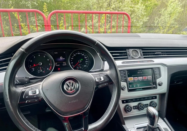 Volkswagen Passat cena 63900 przebieg: 111847, rok produkcji 2016 z Poznań małe 407